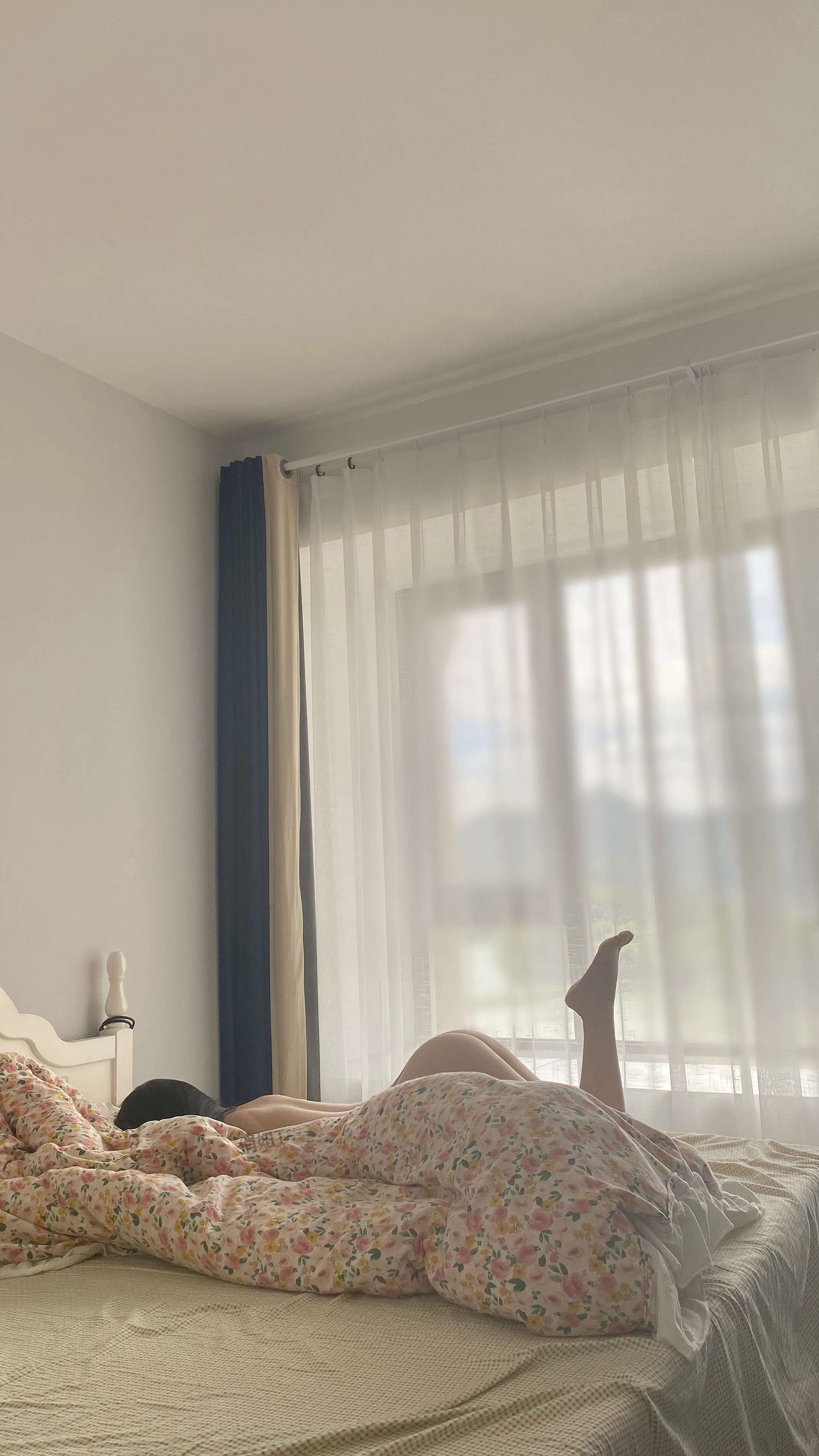 俏妞qiaoniuTT – 遮不住的春光 12P
